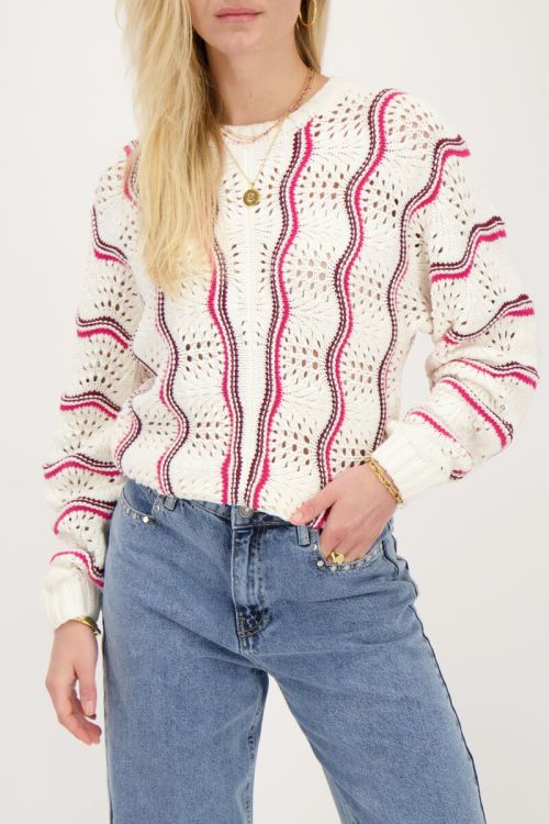 Witte trui ajour met rode en roze strepen