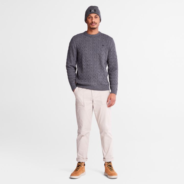 Suéter masculino Phillips Brook com gola redonda em tricô trançado na cor cinza.