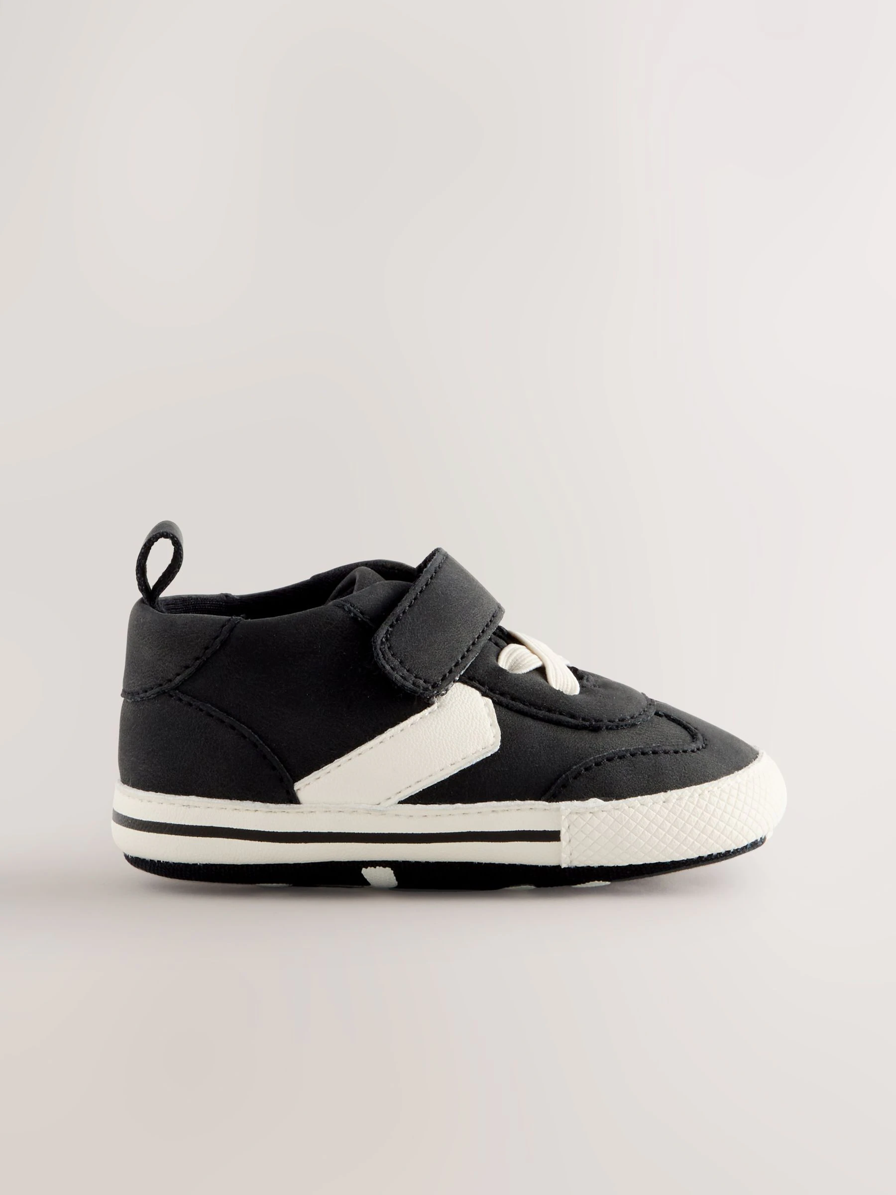 Zwart/wit - Babysneakers met klittenbandsluiting, elastische veters en visgraatmotief (0 - 2 mnd)