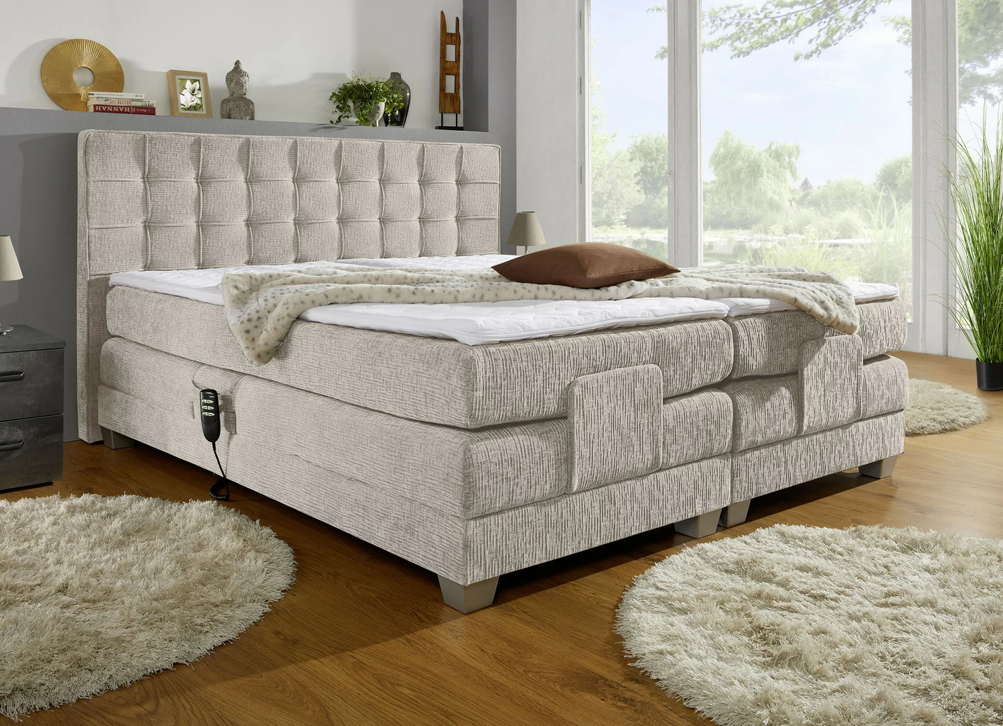 Elektrisch verstellbares Boxspringbett mit Topper