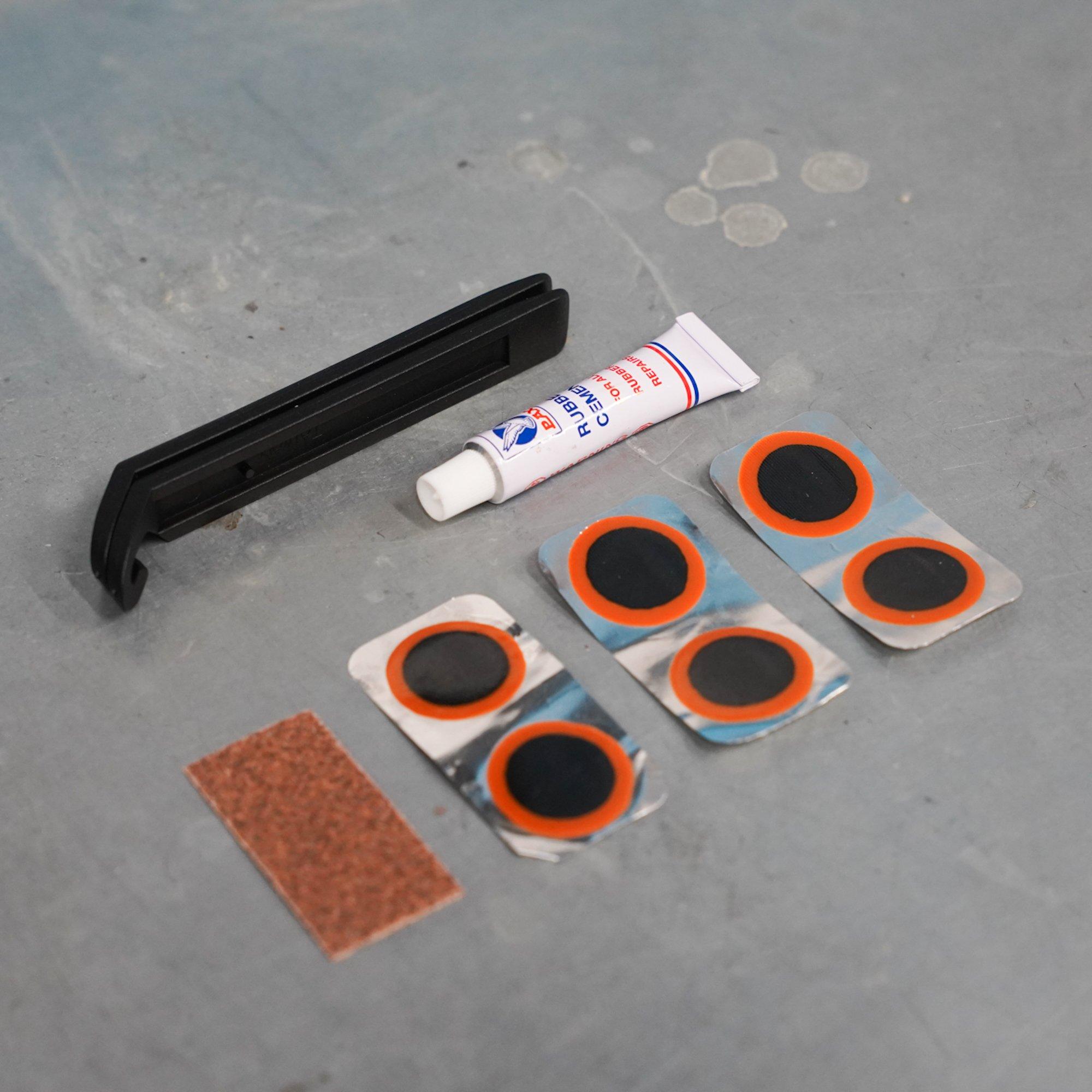 Pinnacle Puncture Repair Kit (includes 2 tyre levers)