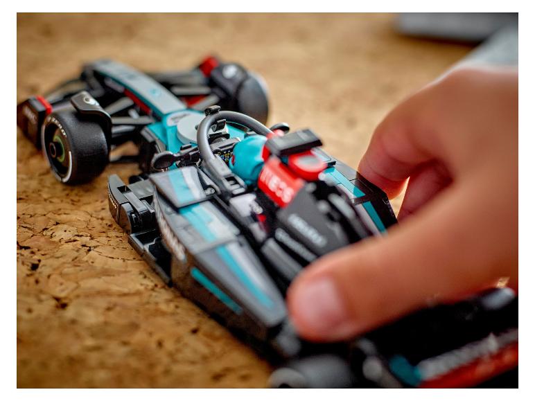 Mercedes-AMG F1® W15 racewagen 77244