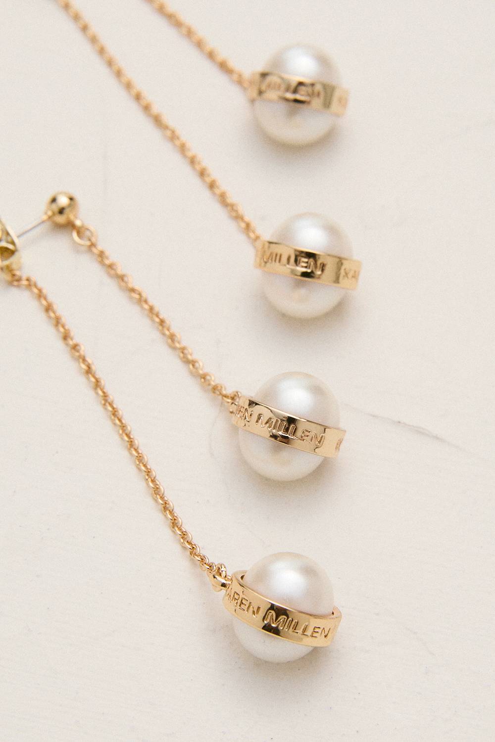 KarenMillen Boucles d'oreilles logo double cascade avec perles plaquées or 14k