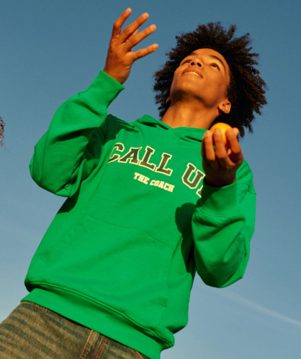 SWEAT À CAPUCHE GARÇON EN COTON BIO VERT AVEC MESSAGE STYLE CAMPUS
