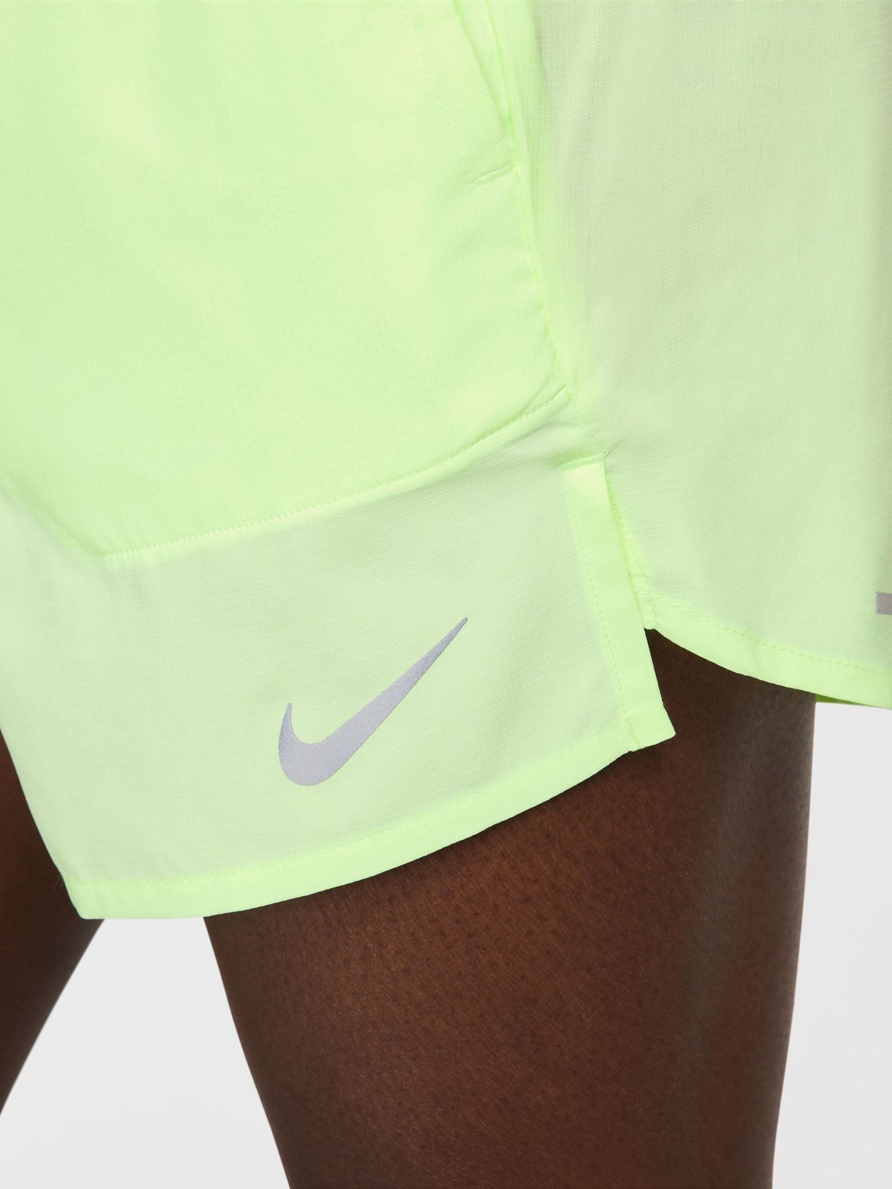 Limoengroen - 5 inch - Nike Dri-FIT Stride hardloopshort