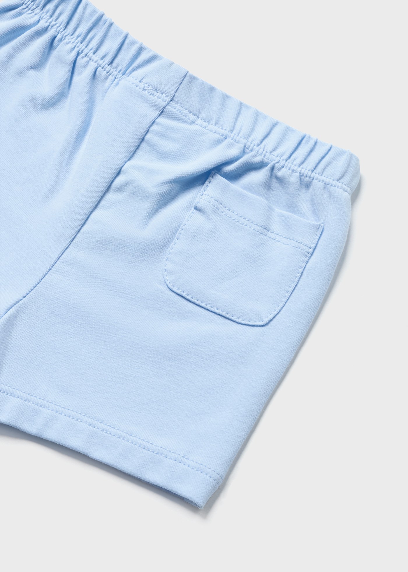 Conjunto de 4 peças em algodão sustentável para recém-nascidos.