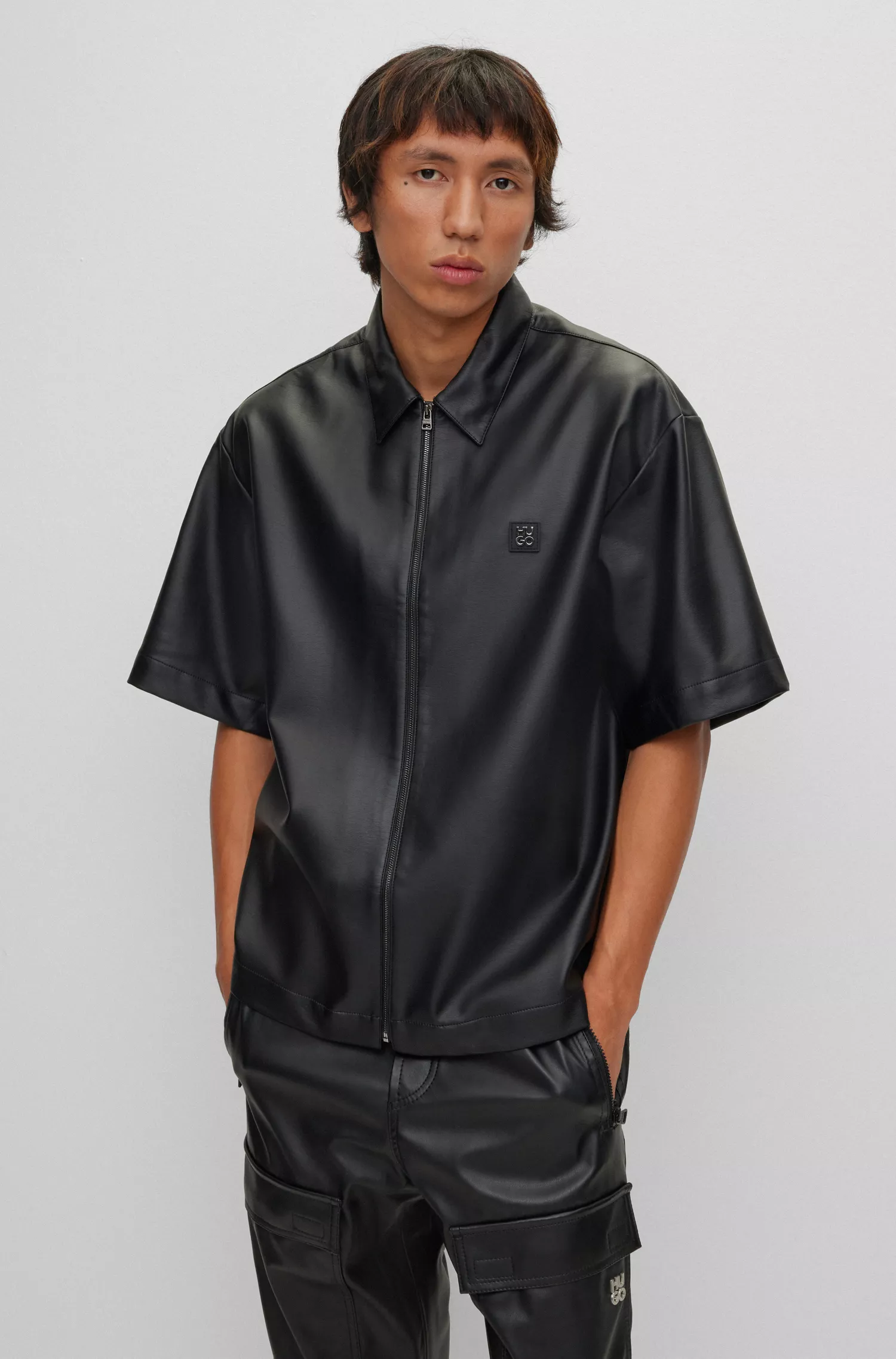 Camisa HUGO vermelha de modelagem oversized com zíper em couro sintético.