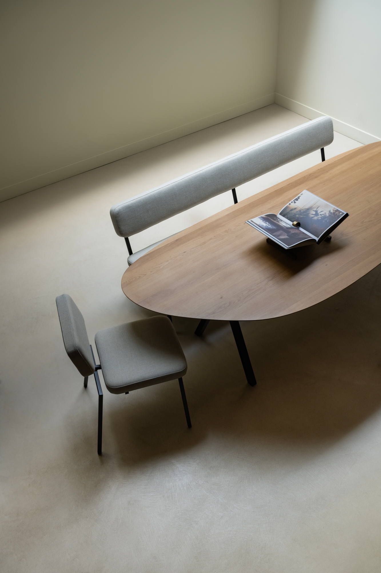 Studio HENK tafel Slim X-type Blob (organisch), zwart frame - Smart Collectie 200 x 100 cm | Eikenhout | Verjongde rand | Frame Zwart