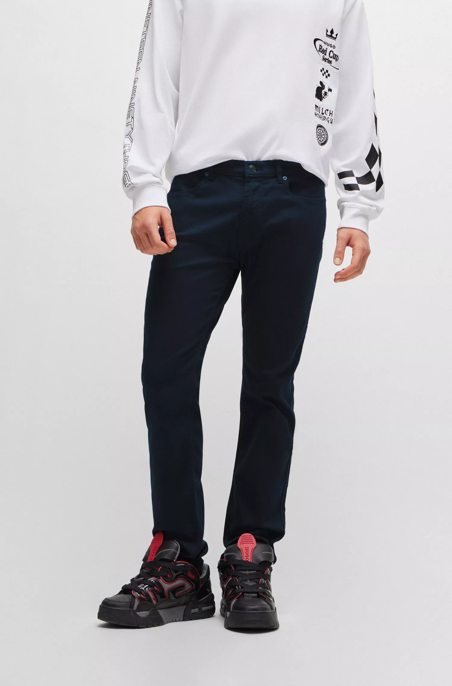 Calça jeans HUGO vermelha, corte slim, em denim com elasticidade para maior conforto.