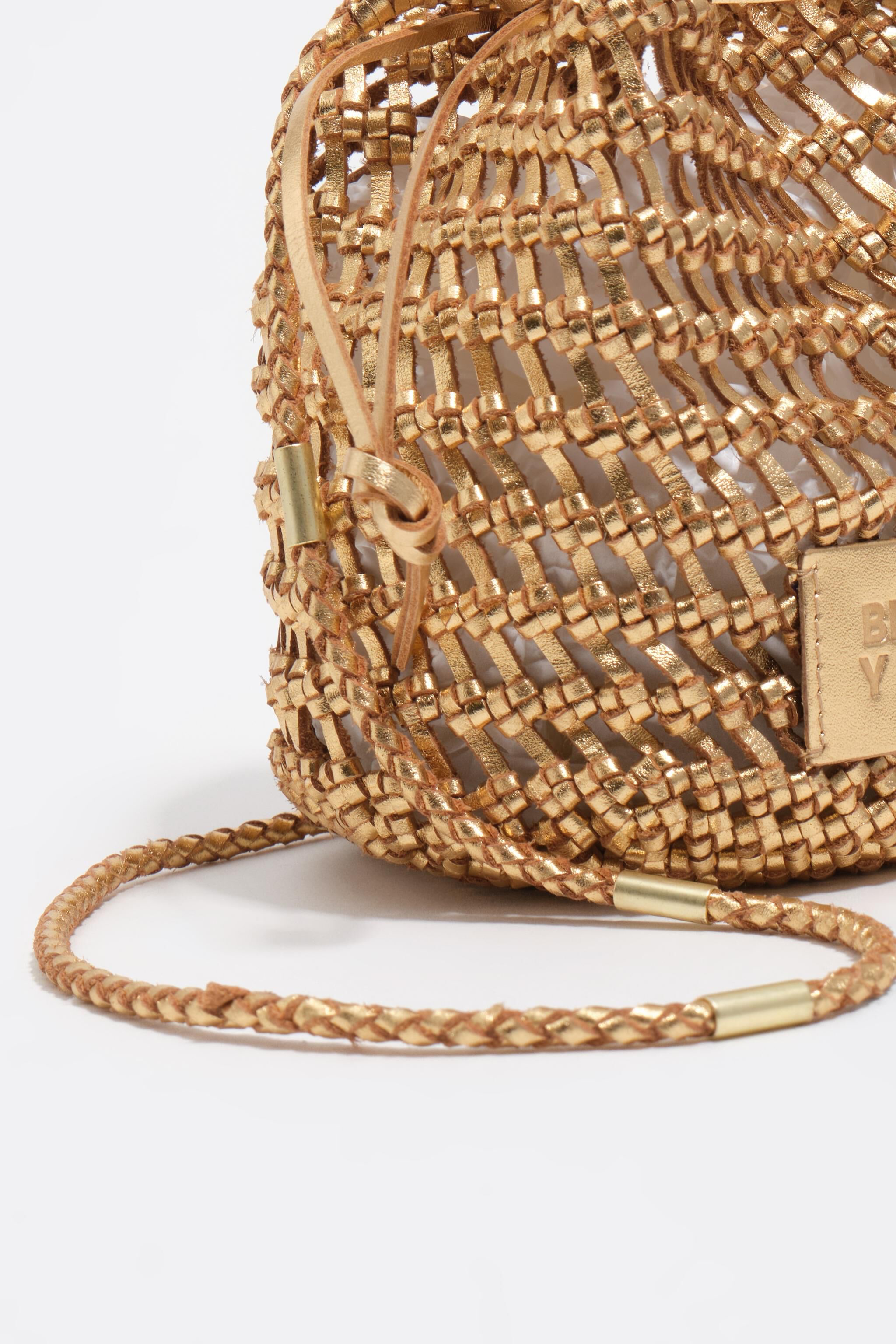 Bolsa tipo saco pequena em couro trançado dourado