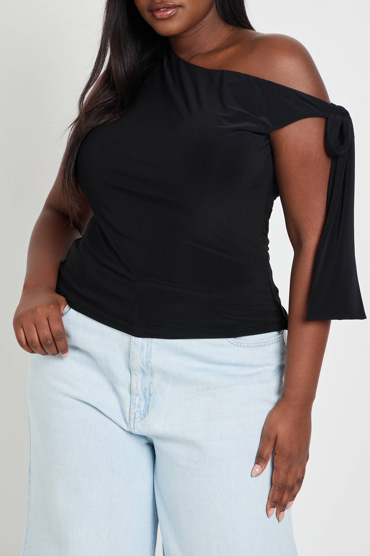 boohoo Haut Asymétrique À Une Épaule Avec Détail De Nœud Grande Taille