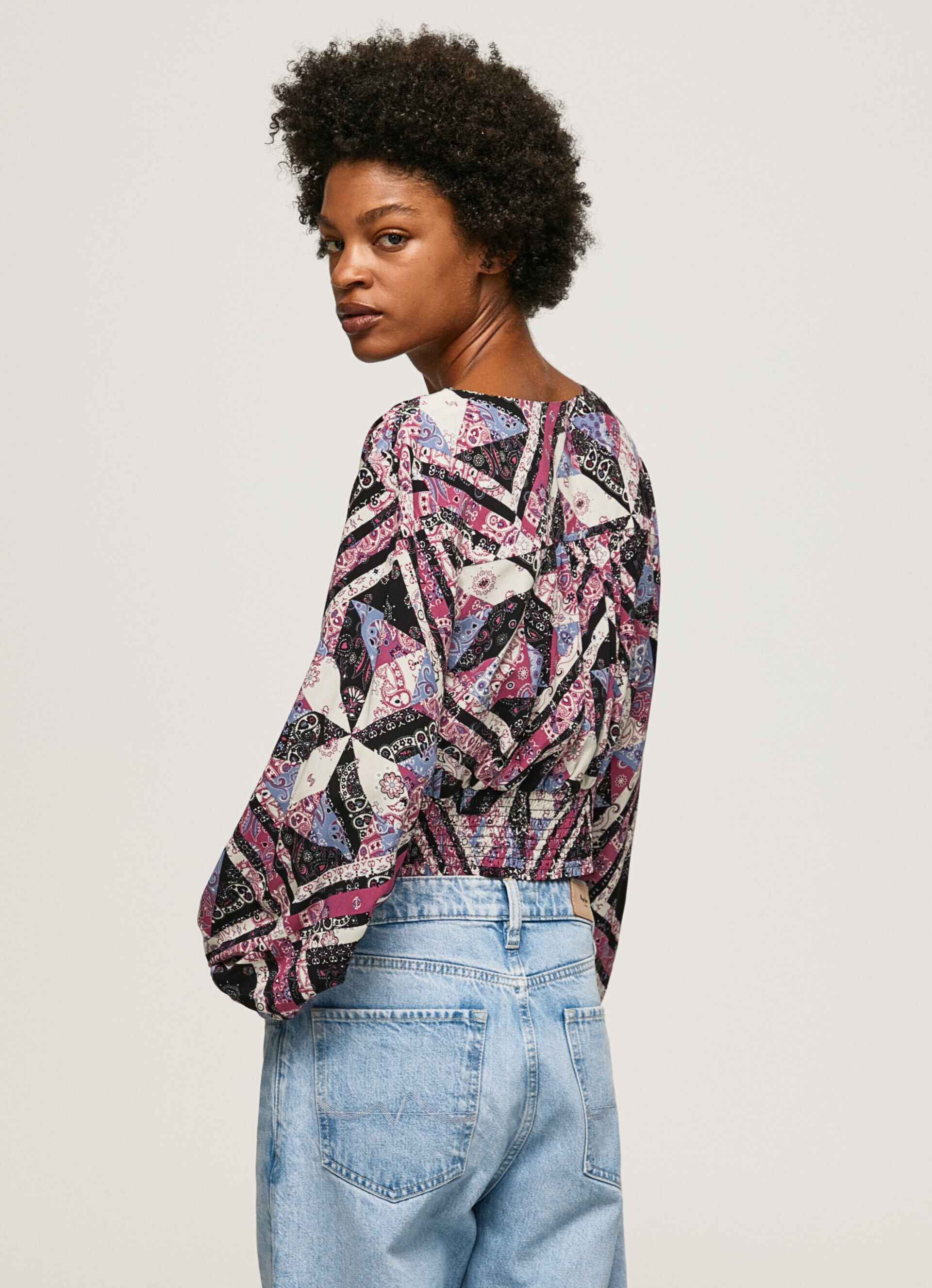 Top cropped com estampa paisley - multicolorido