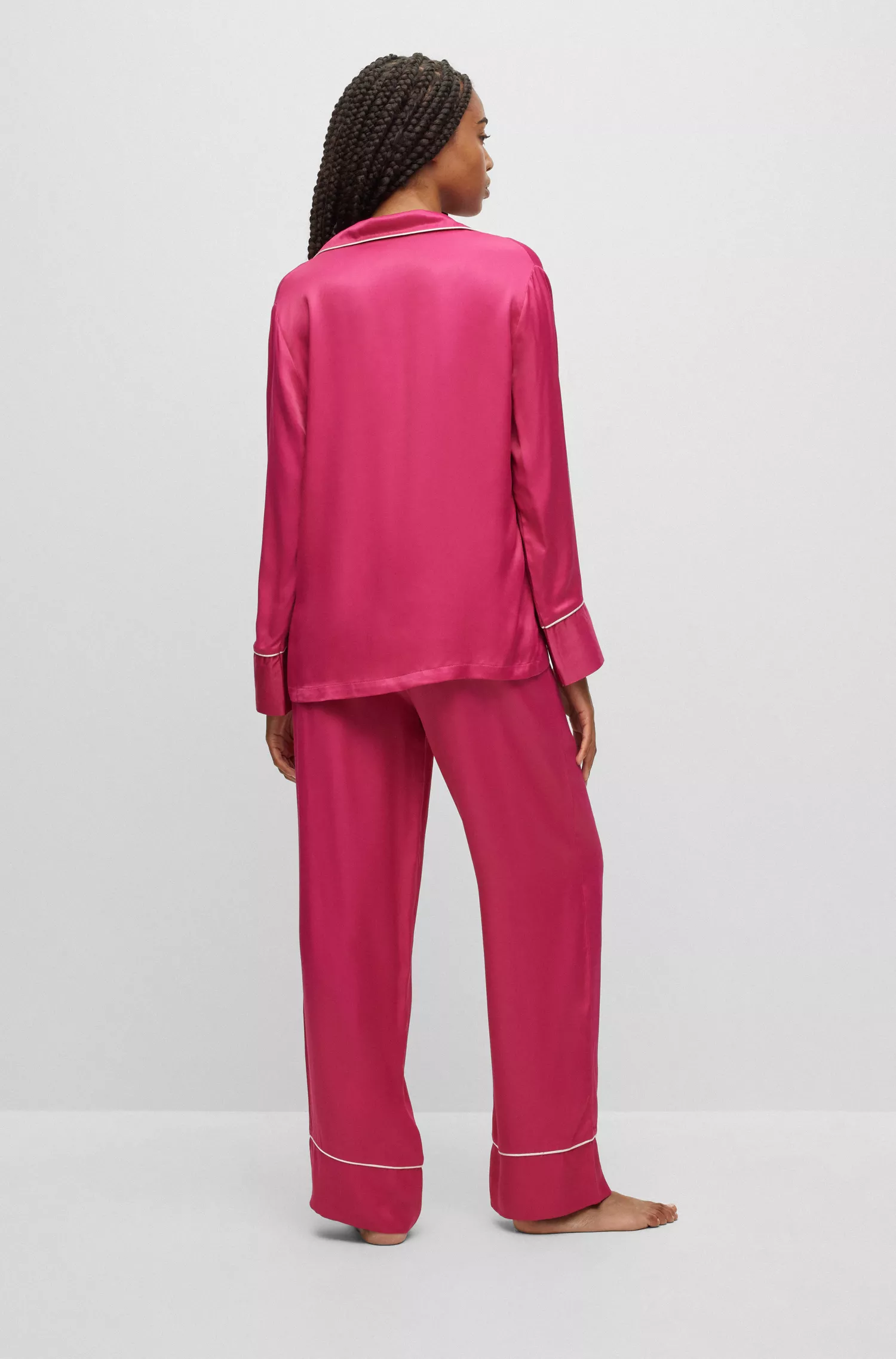 Pijama HUGO vermelho de cetim com modelagem relaxada e detalhes em viés contrastante.