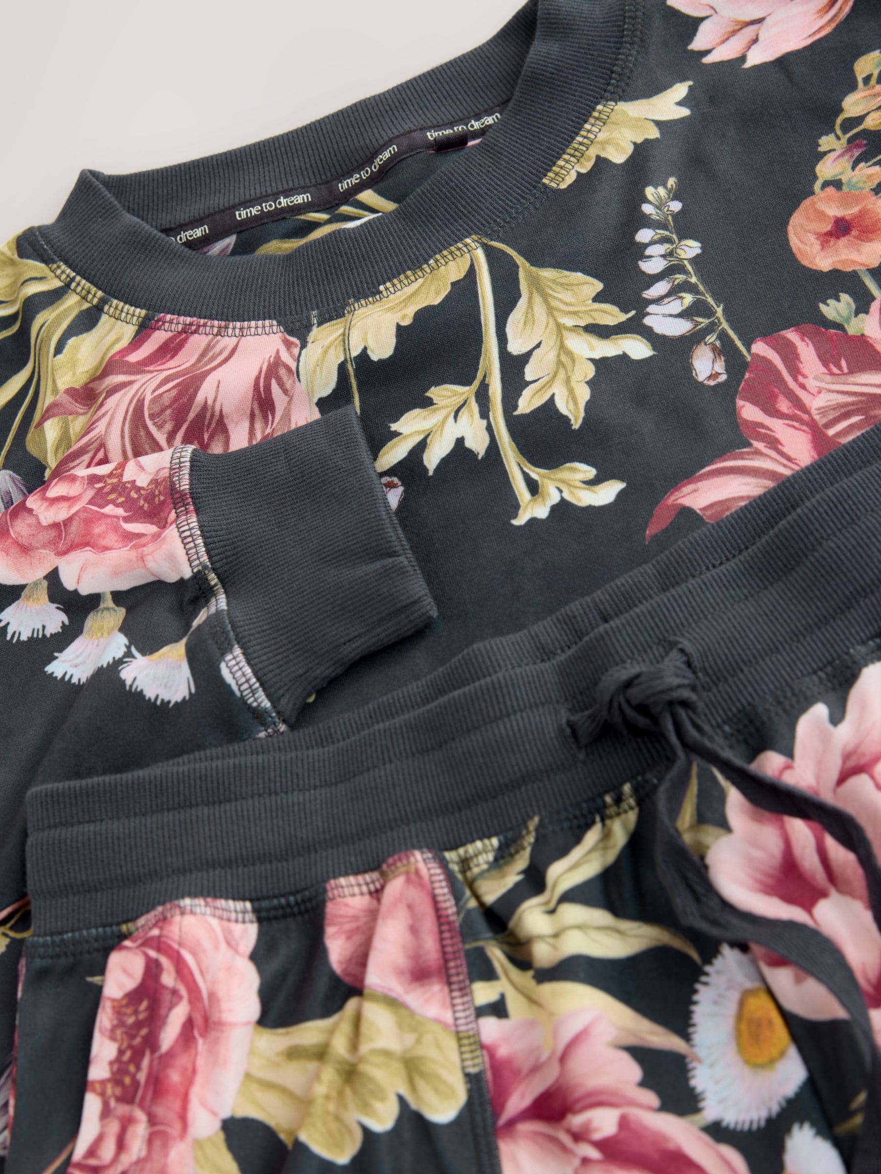 Zwart bloemenprint - Behaaglijke pyjama met lange mouwen
