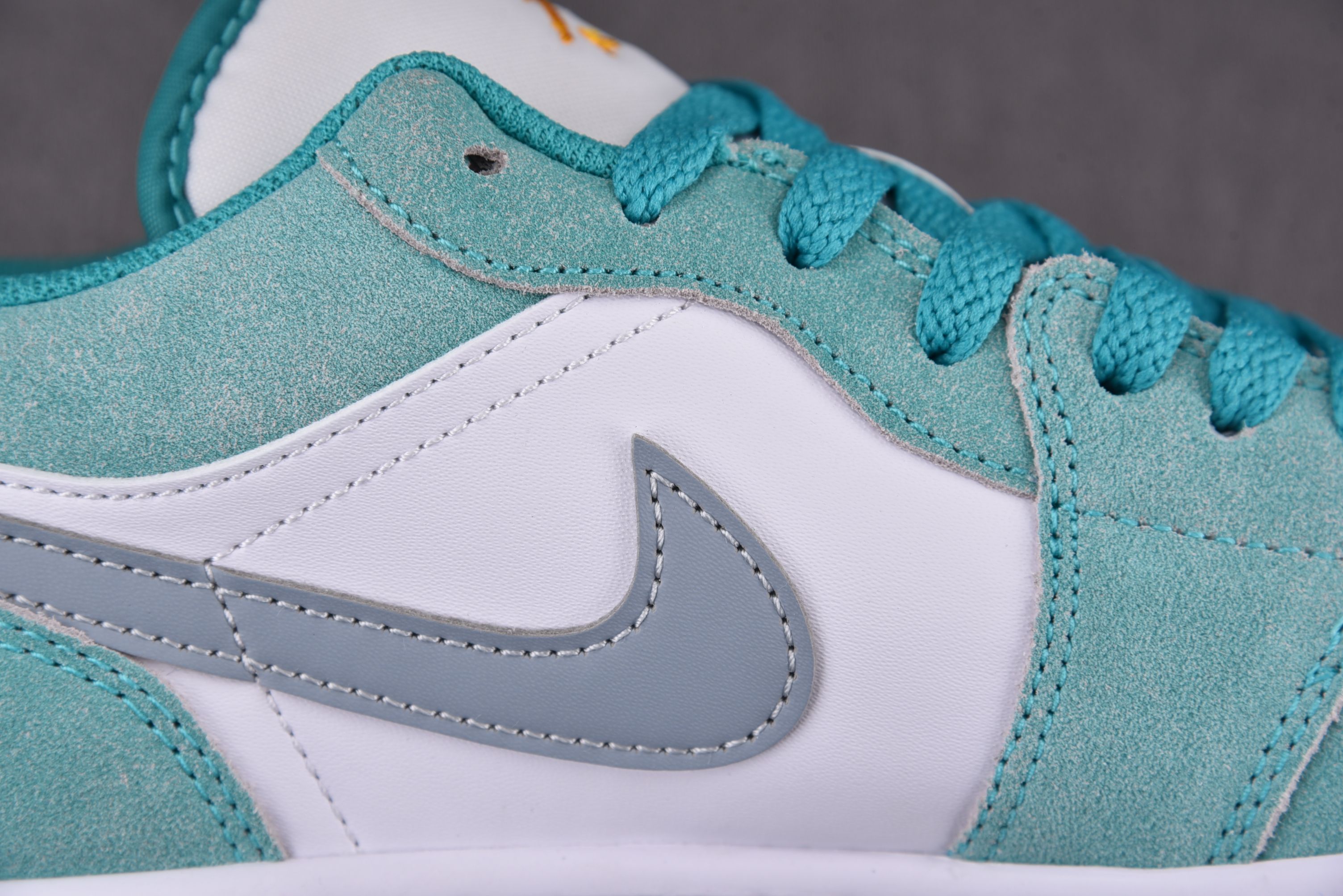 Jordan 1 Low New Emerald (Women Size!!)