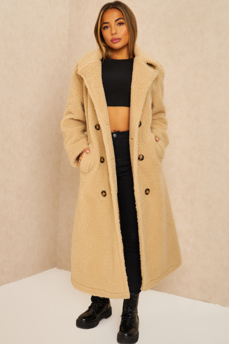 Manteau long beige effet peau de mouton ceinturé