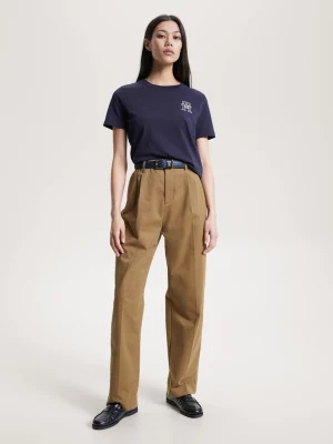 Camiseta moderna com gola redonda e monograma TH