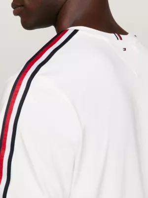 Camiseta de gola redonda com estampa da bandeira esportiva