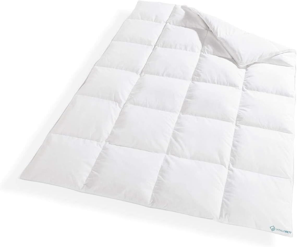 VitaloClassic Winter-Daunendecke warm - Winterdecke Bettdecke 1360g Landdaune, 100% Daunen Wärmeklasse 4, Steppdecke Daunenbettdecke 155 x 220 cm