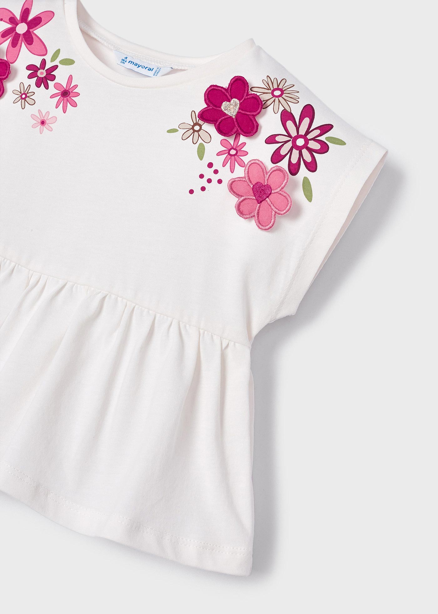 Camiseta de manga curta com bordado em algodão sustentável para meninas