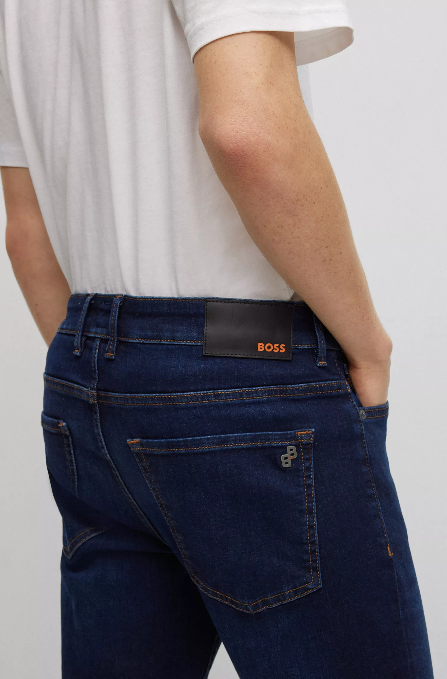 Calça jeans BOSS laranja, corte slim, em denim super elástico azul.