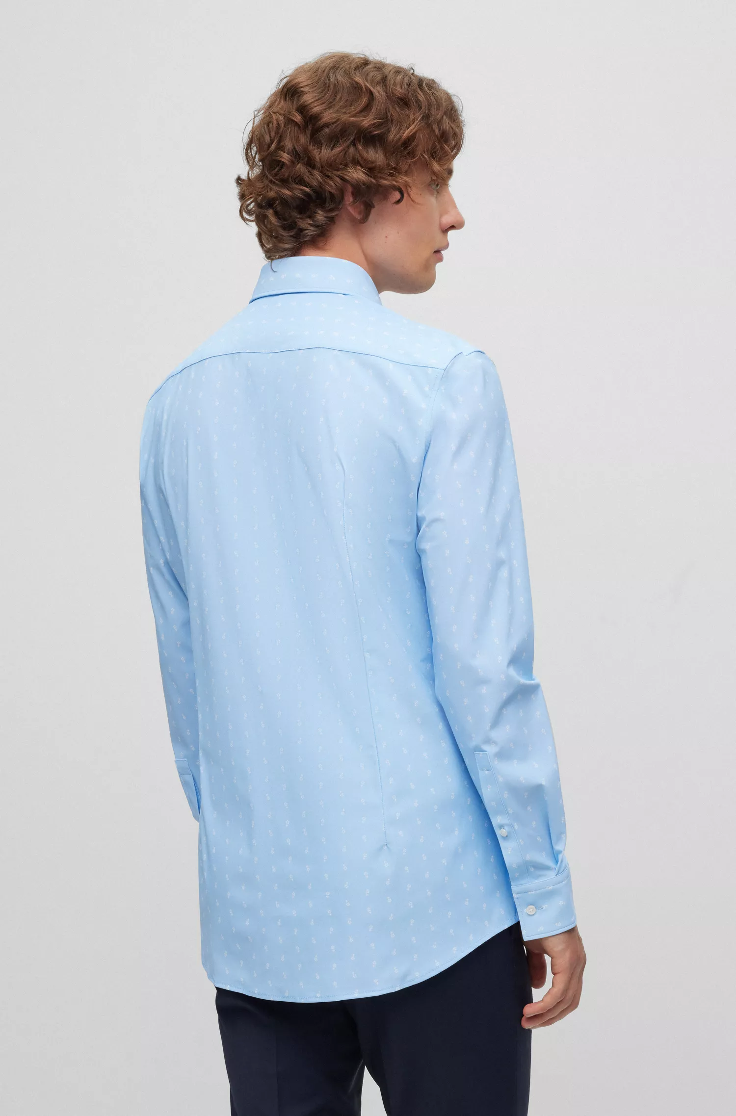Camisa HUGO vermelha, corte slim, em malha elástica de alta performance com estampa.