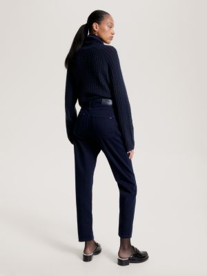 Calça jeans preta de cintura alta e corte afunilado