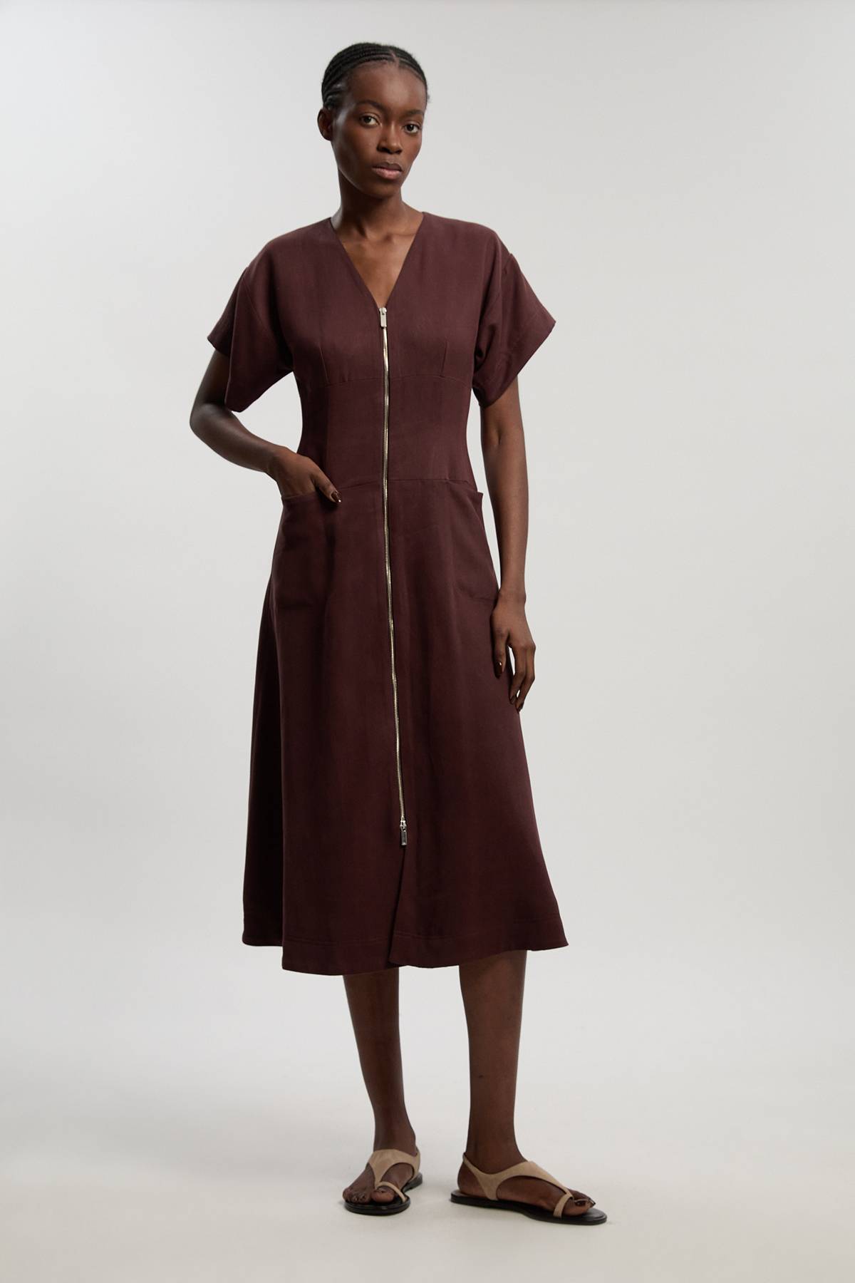 KarenMillen Robe Longue Ajustée En Mélange Tencel À Col V Avec Détail Zippé