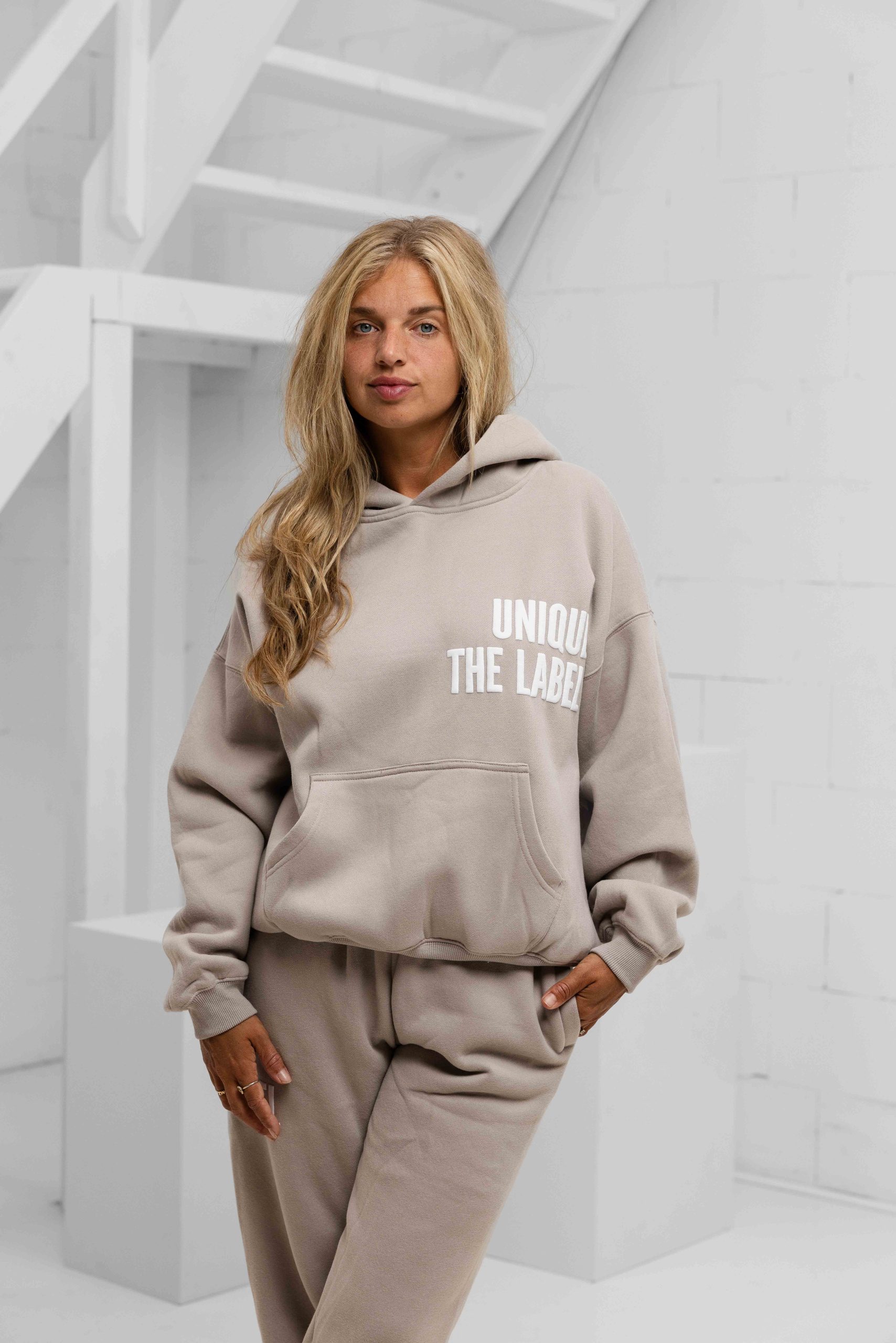 Unique The Label Elyana Trainingspak Dames Beige