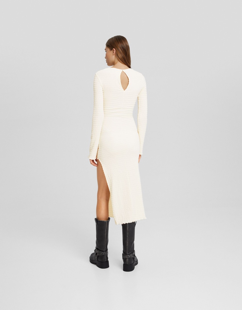 Vestido midi de manga comprida em malha waffle com recorte.