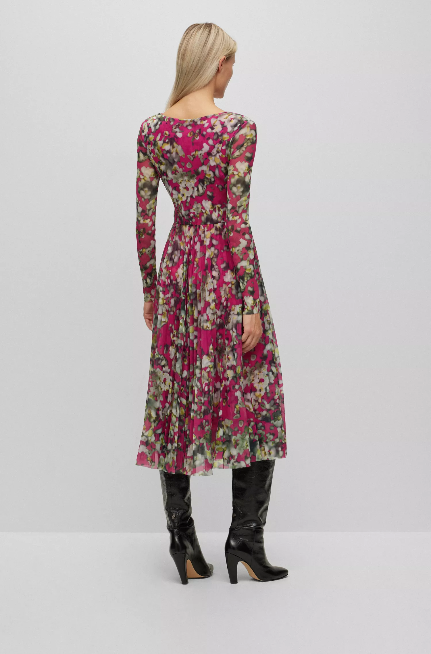 Vestido preto de manga comprida BOSS em tule plissado com estampa da estação.