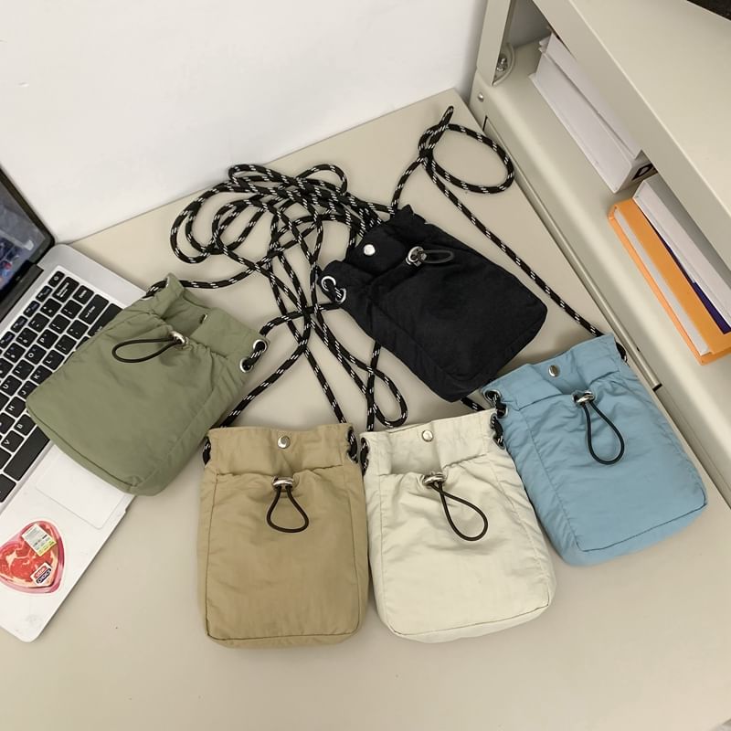 Bolso - Effen nylon crossbodytas met trekkoord