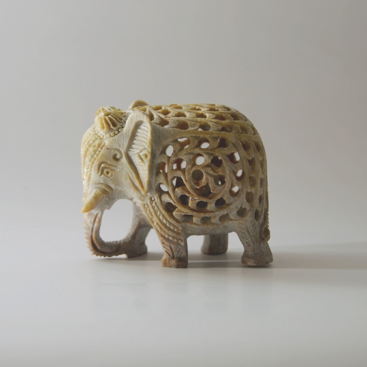 Elefant im Elefant aus Speckstein, B 9 cm, H 7 cm, L 4 cm von fischer's lagerhaus