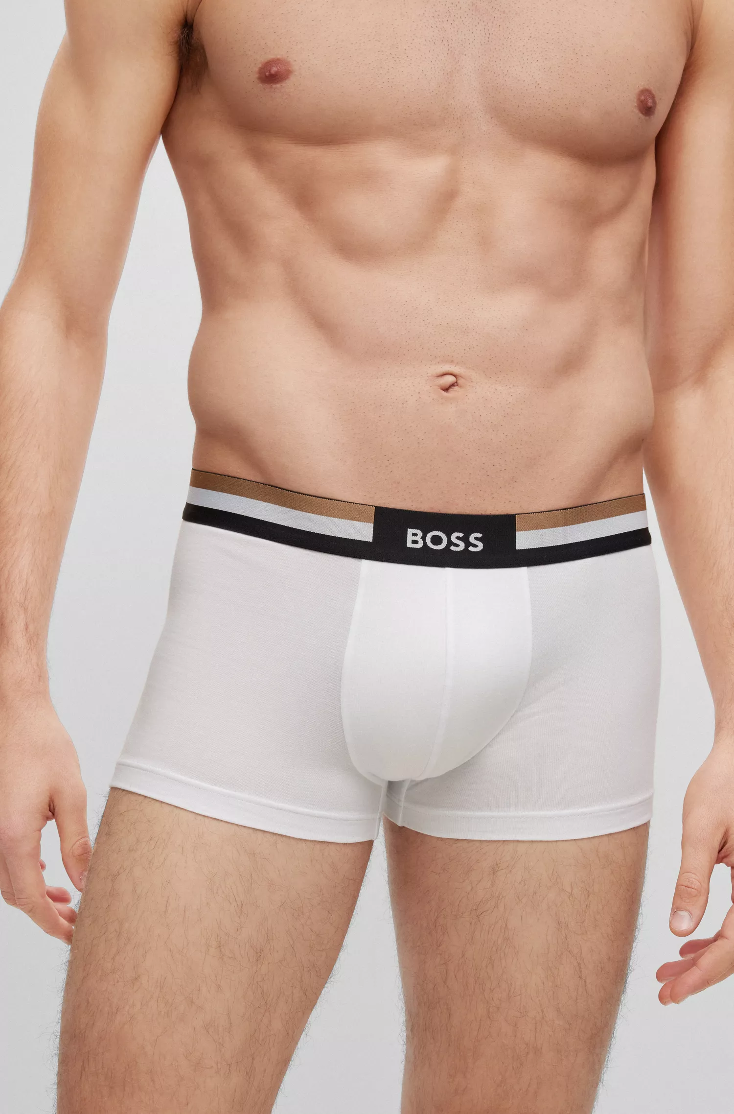 Cueca boxer BOSS preta em mistura de algodão com cós listrado característico.