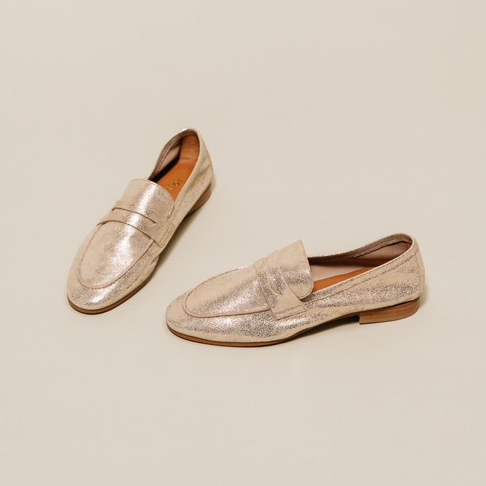 Mocassins à petits talons  en croute laminée platine