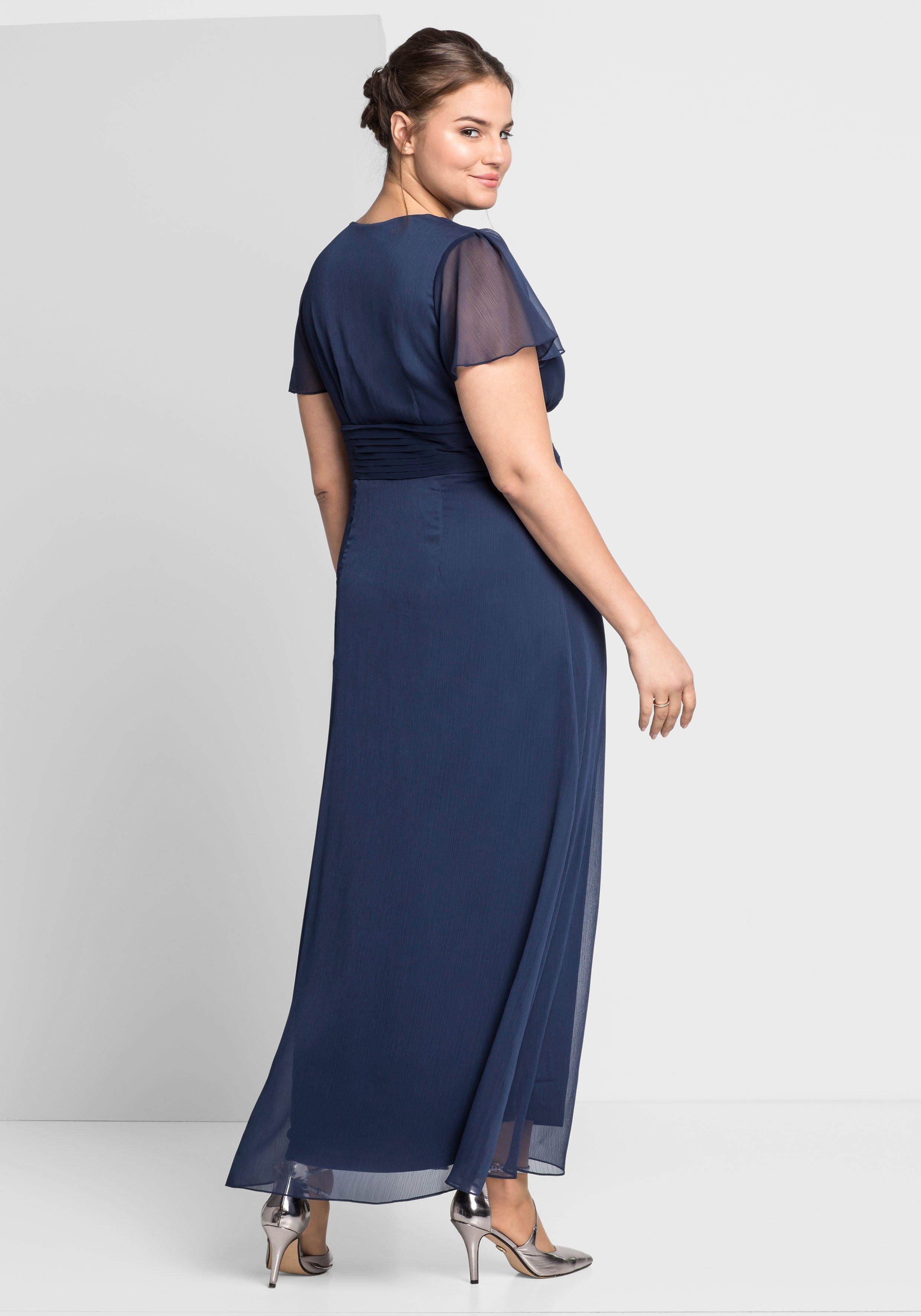 Abendkleid mit Schmuckbrosche, in A-Linie