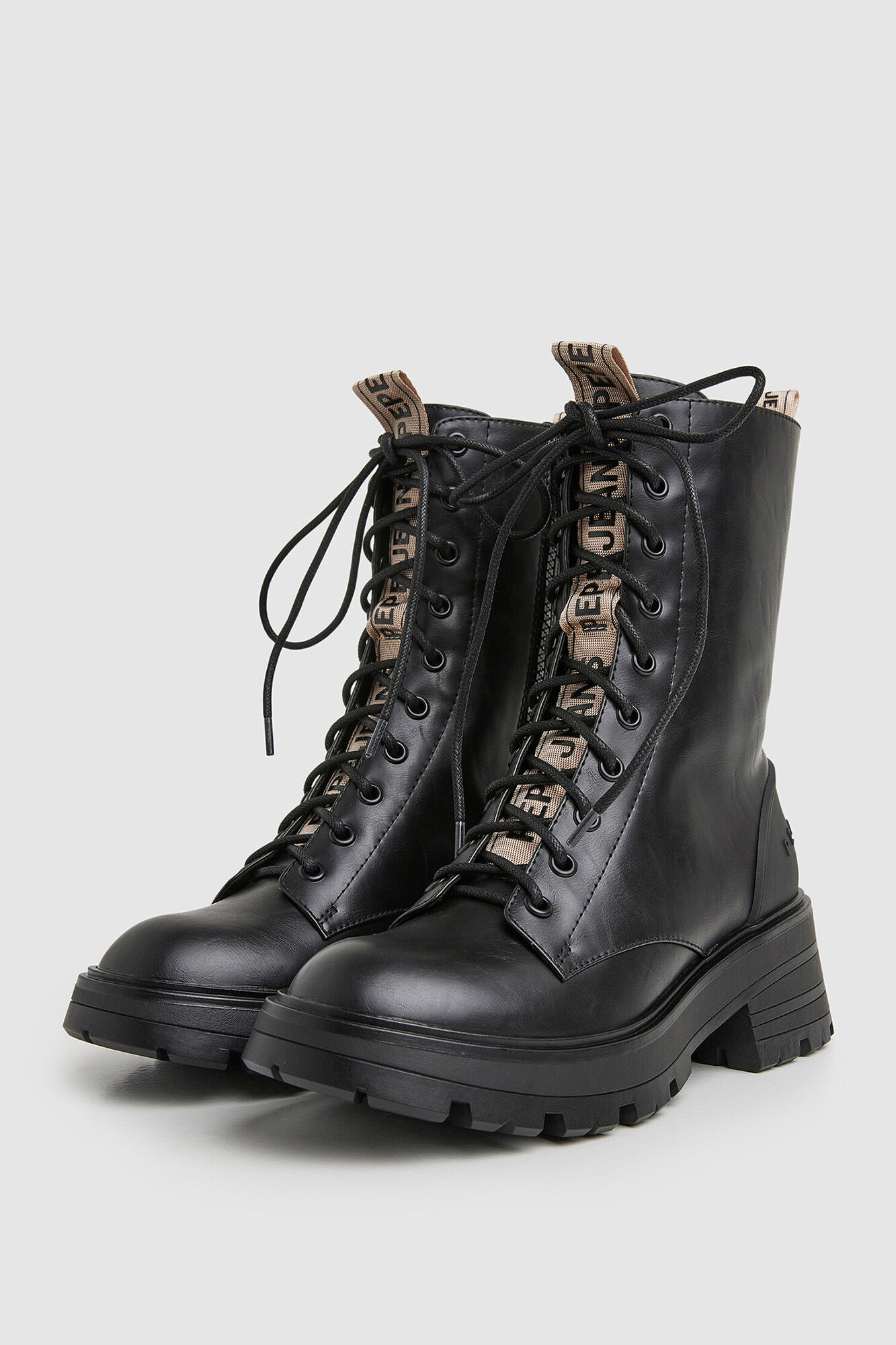 Botas de cano curto com cadarço