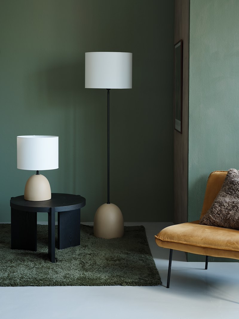 Argao gulvlampe Betongfot med bomulls skjerm. H150 cm