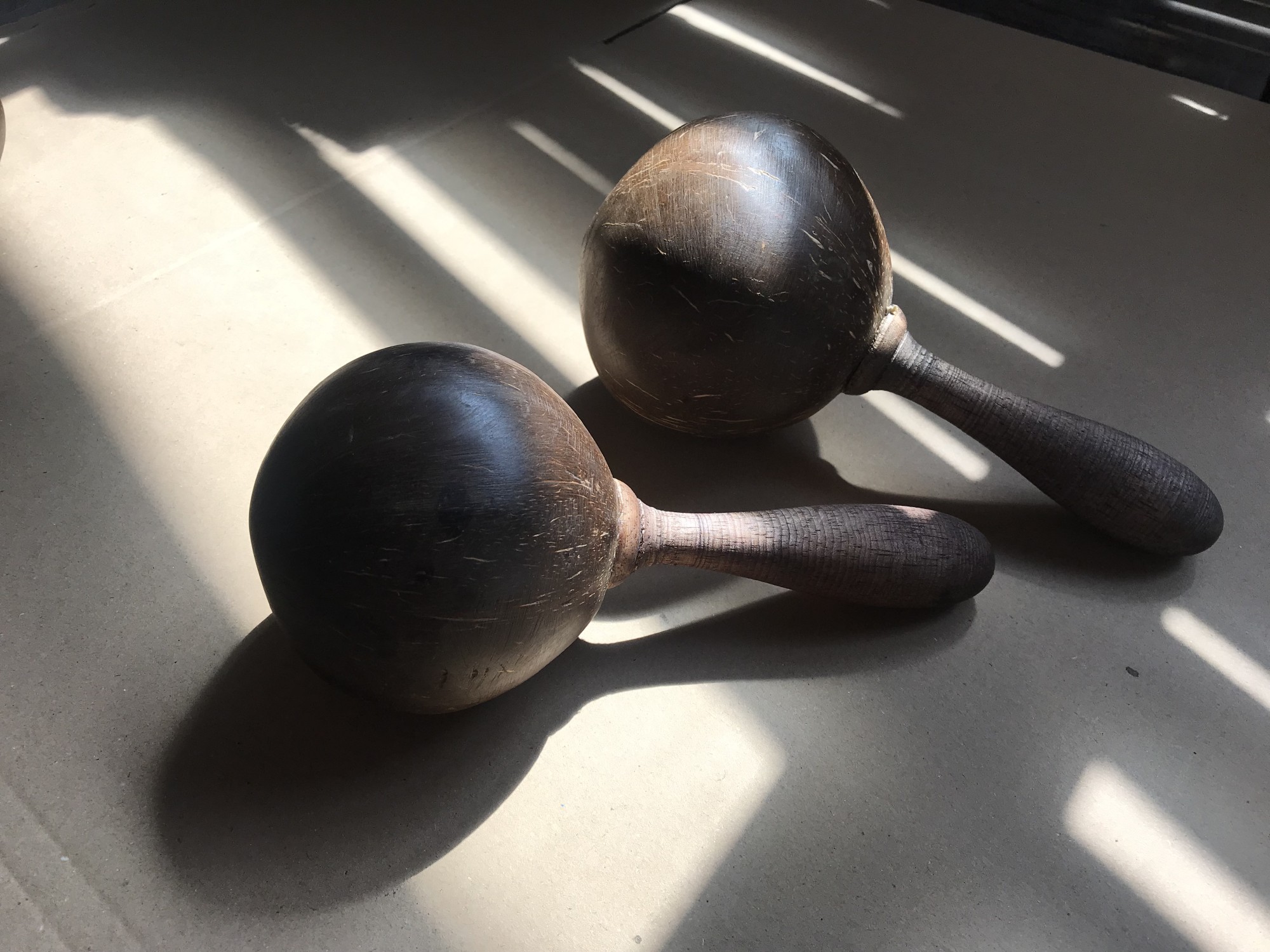 Maraca aus Kokosnuss, dunkelbraun, L 24 cm, Ø 11 cm günstig bestellen