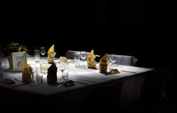 Dinner In The Dark Raum Essen