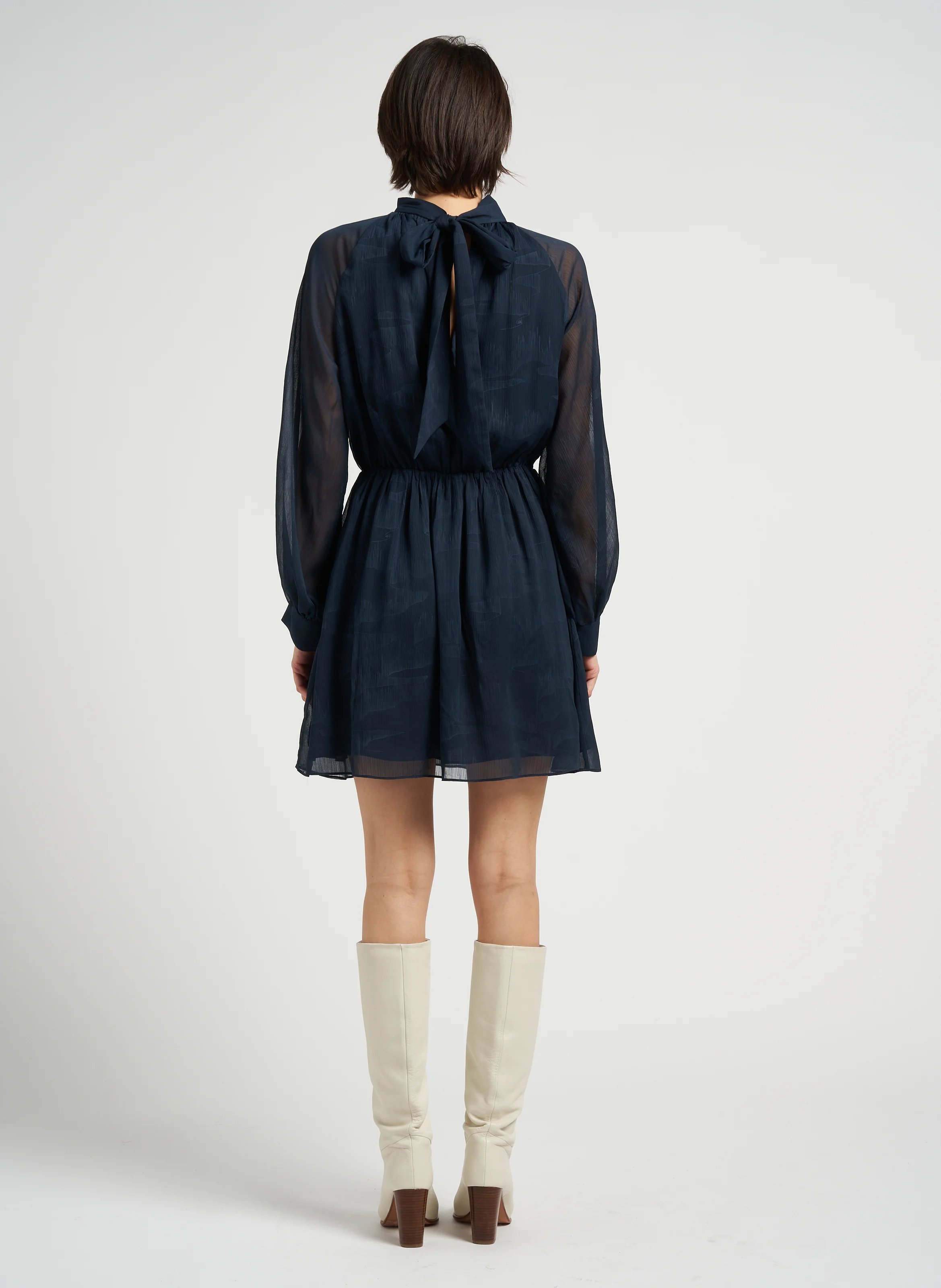 EBBALI - Robe courte cintrée à encolure V | Bleu