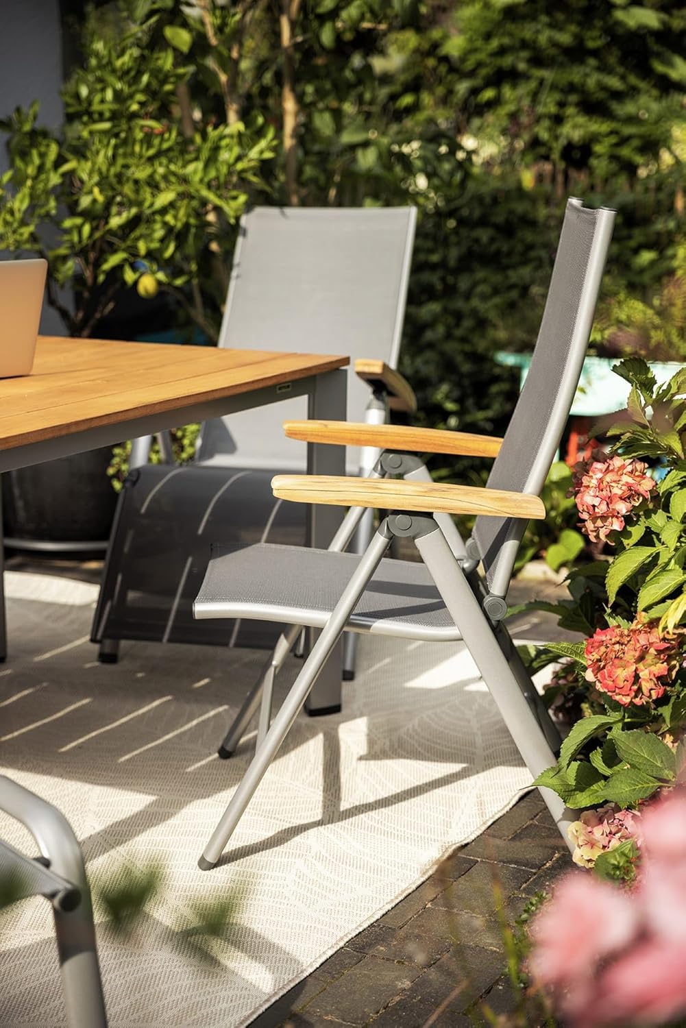 KETTLER Cirrus mehrfach Verstellbarer Multipositionssessel | Gartensessel Gestell Silber | wetterfestes Outdoorgewebe anthrazit-grau | Gartenstuhl mit Armlehne aus zertifiziertem Teak-Holz