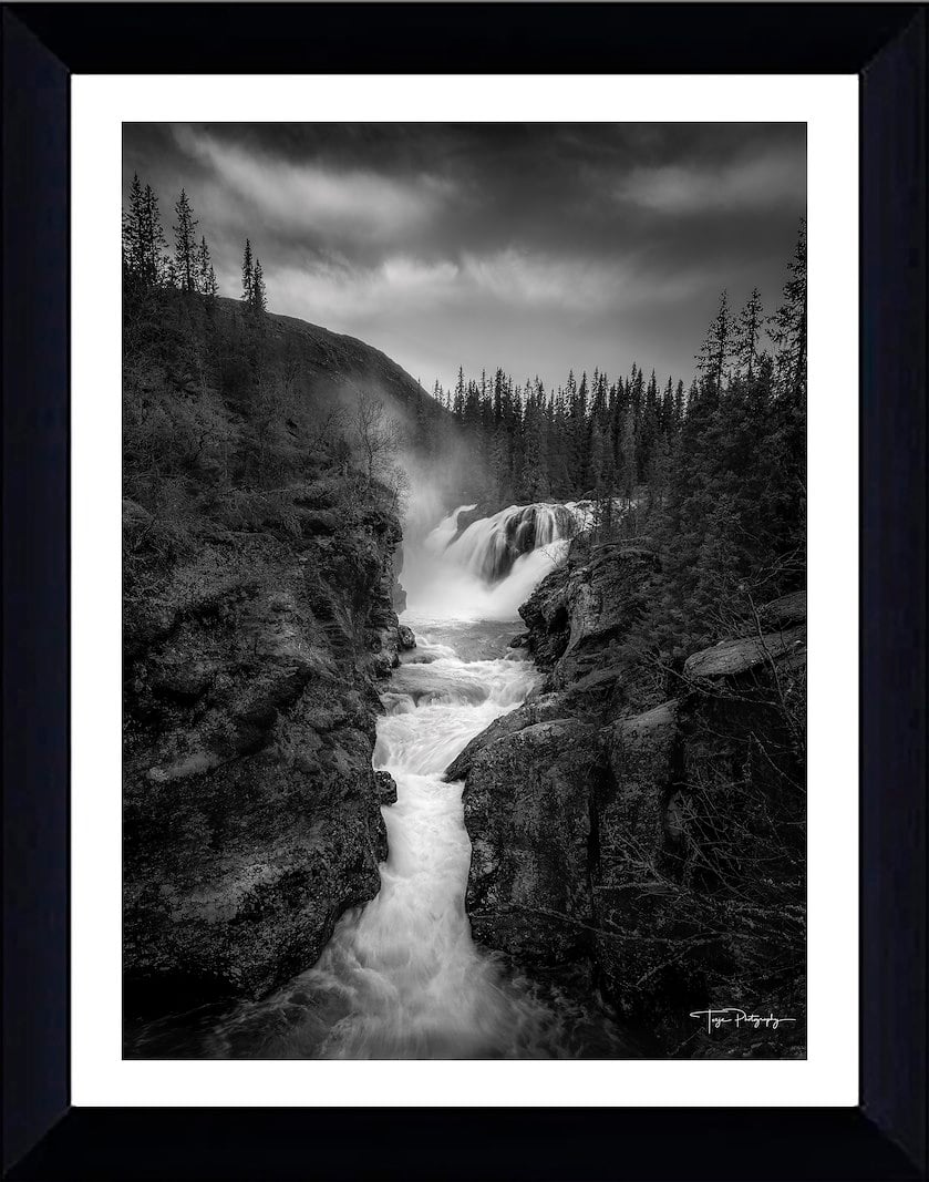 Rjukandefossen 94x120cm, Sort ramme