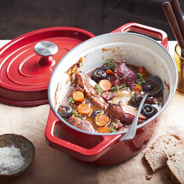 Cocotte en fonte ovale 33 cm 6 L rouge Mathon