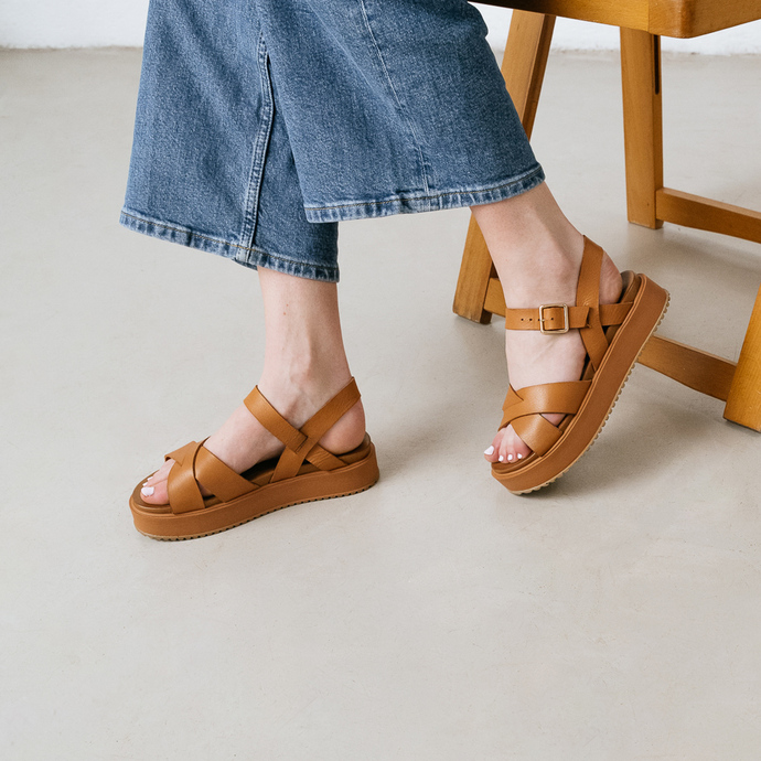 Sandales à plateformes et brides entrelacées  en cuir cognac