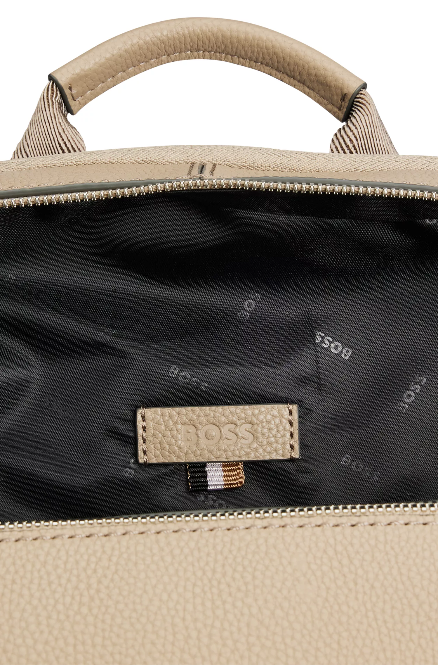 Mochila BOSS em couro granulado preto com inscrição do logotipo.