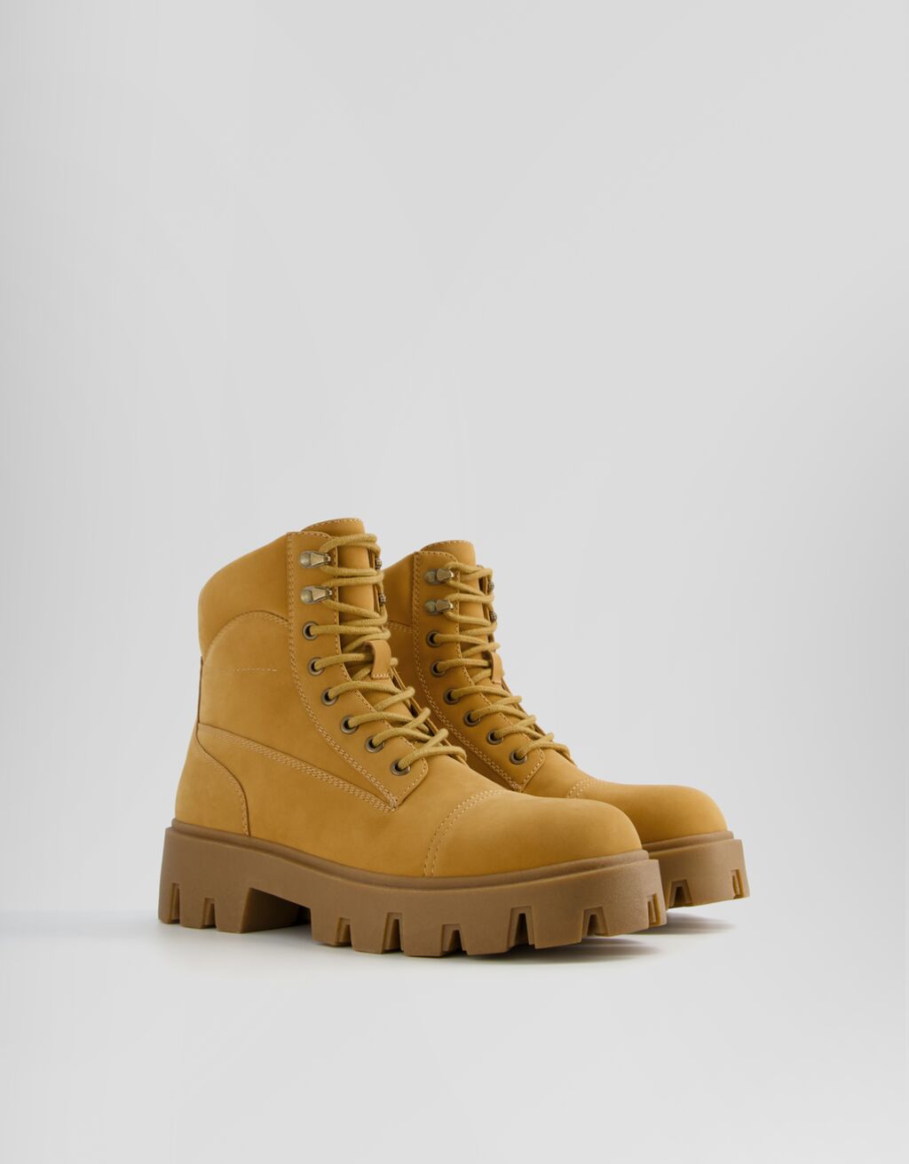 Botas de cano curto com cadarço e sola tratorada para homem