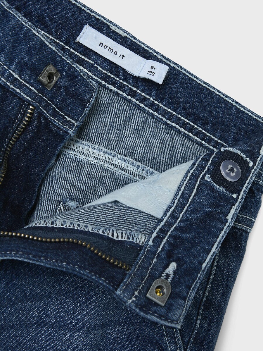 DÊ UM NOME A ELE<br>Calça jeans reta