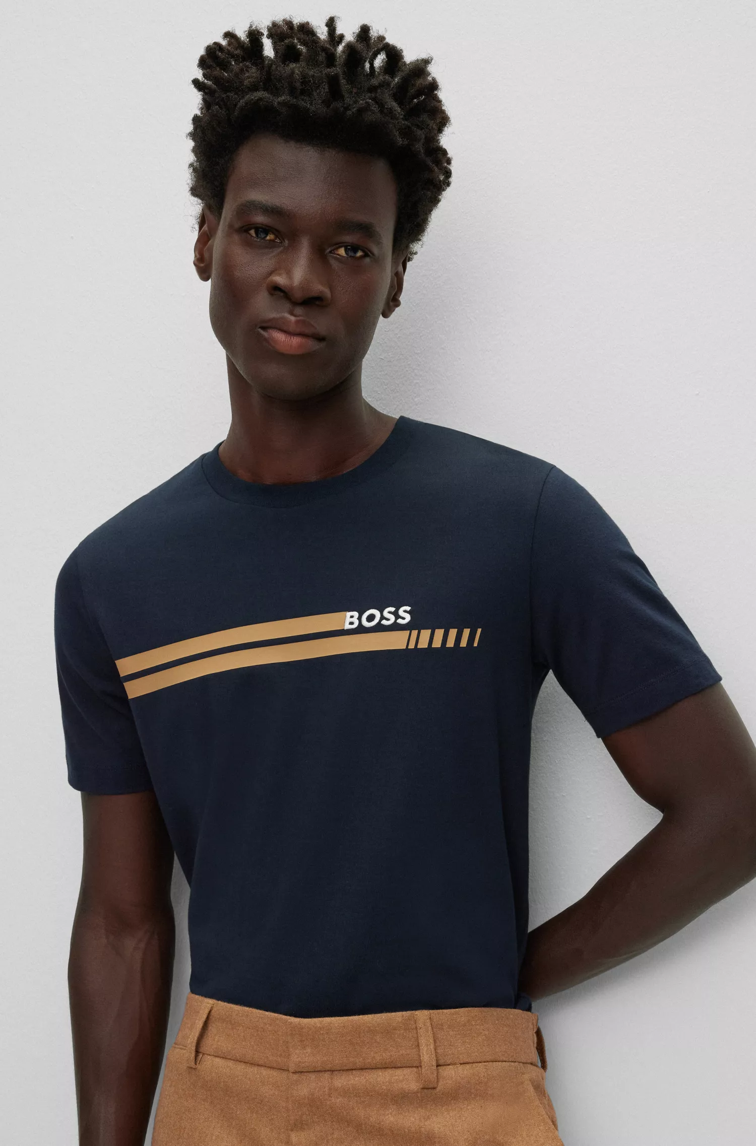 Camiseta BOSS preta de algodão com modelagem slim e listras inspiradas em corridas.