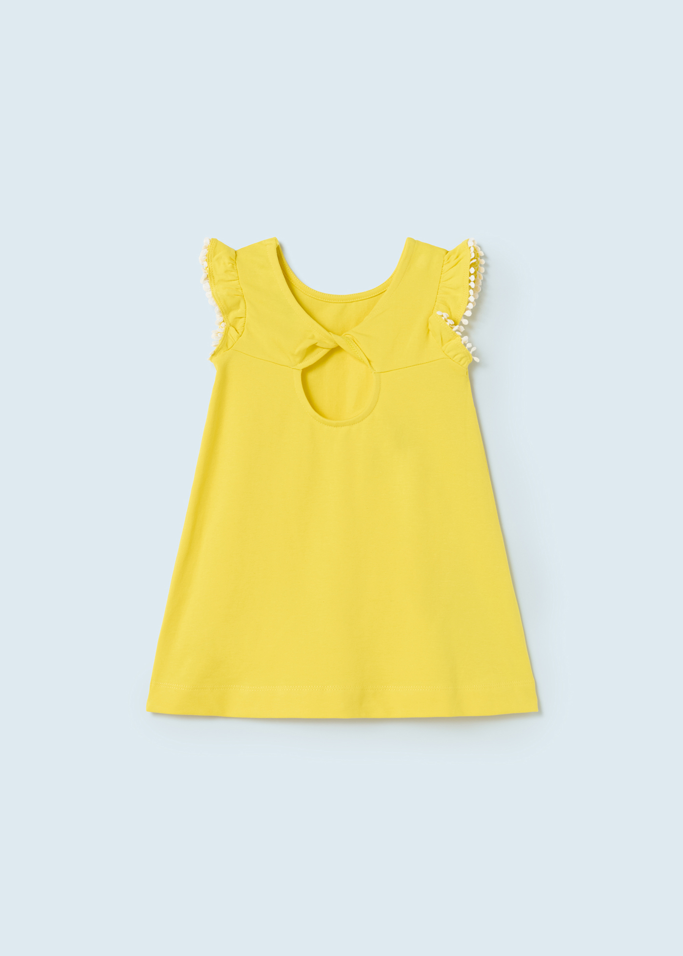 Vestido infantil com estampa feita de algodão sustentável.